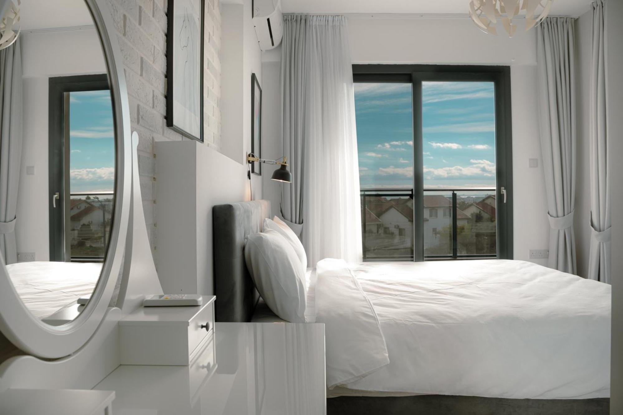 Caesar Blue Seaside Luxury Apartments Gastria Esterno foto